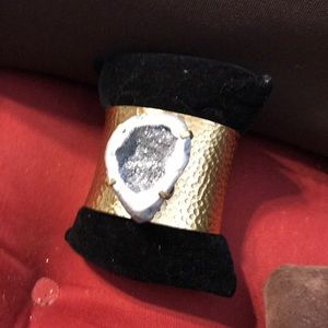 Gold hammered bracelet with 2 level geod Stone
